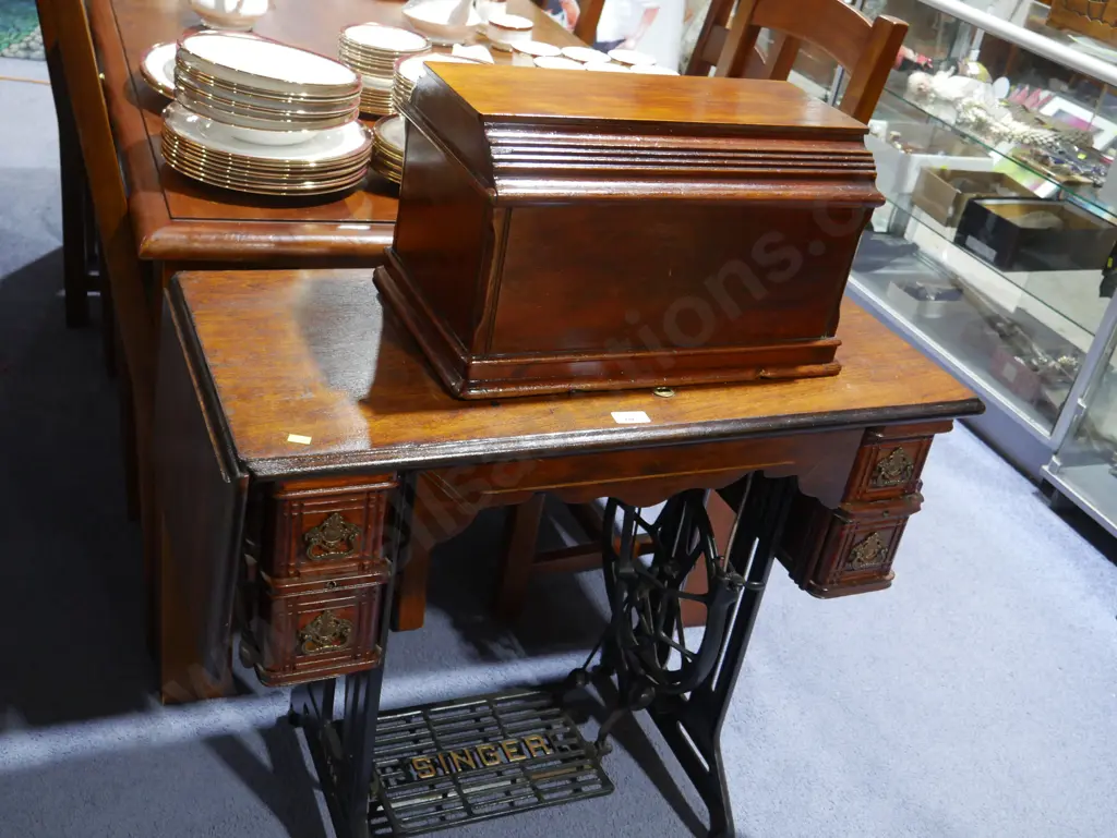 Singer treadle sewing machine Image 1++