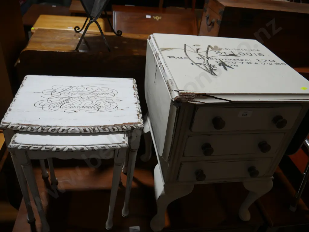 Bedside draws, nest of two tables Image 1++