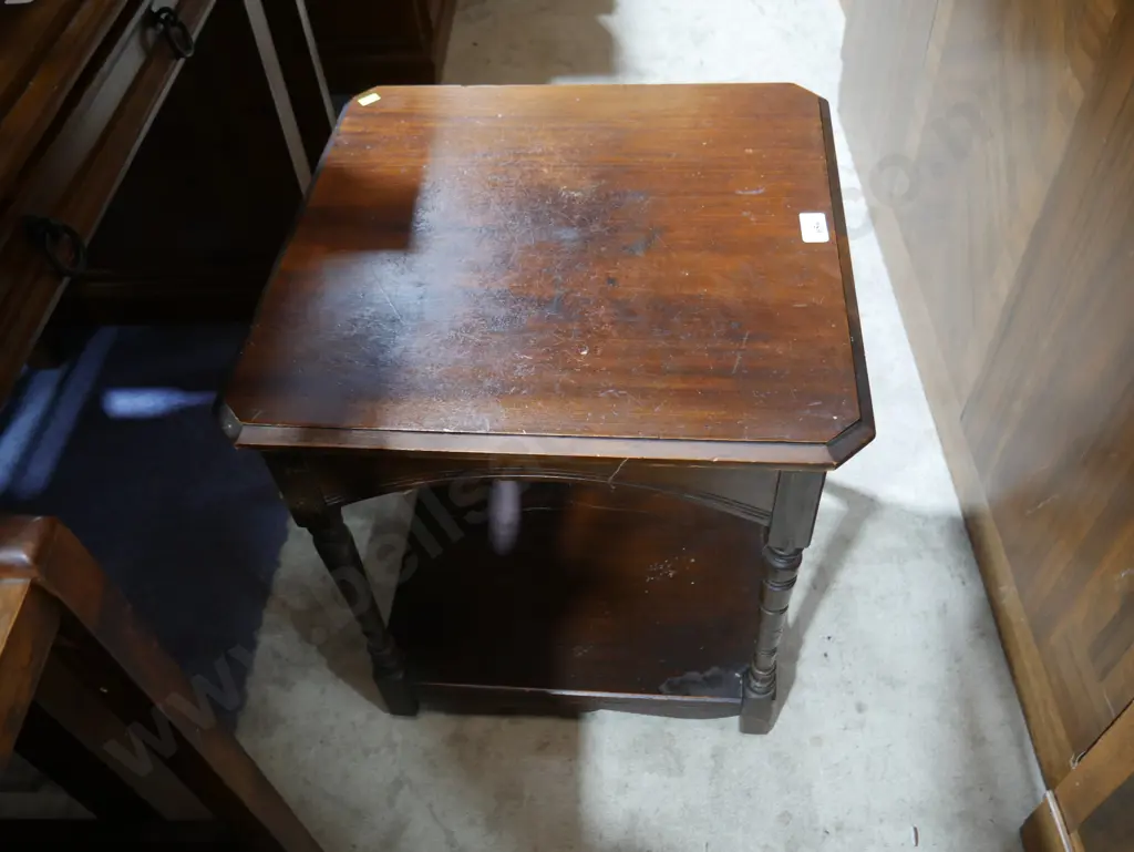 Two tier side table Image 1++