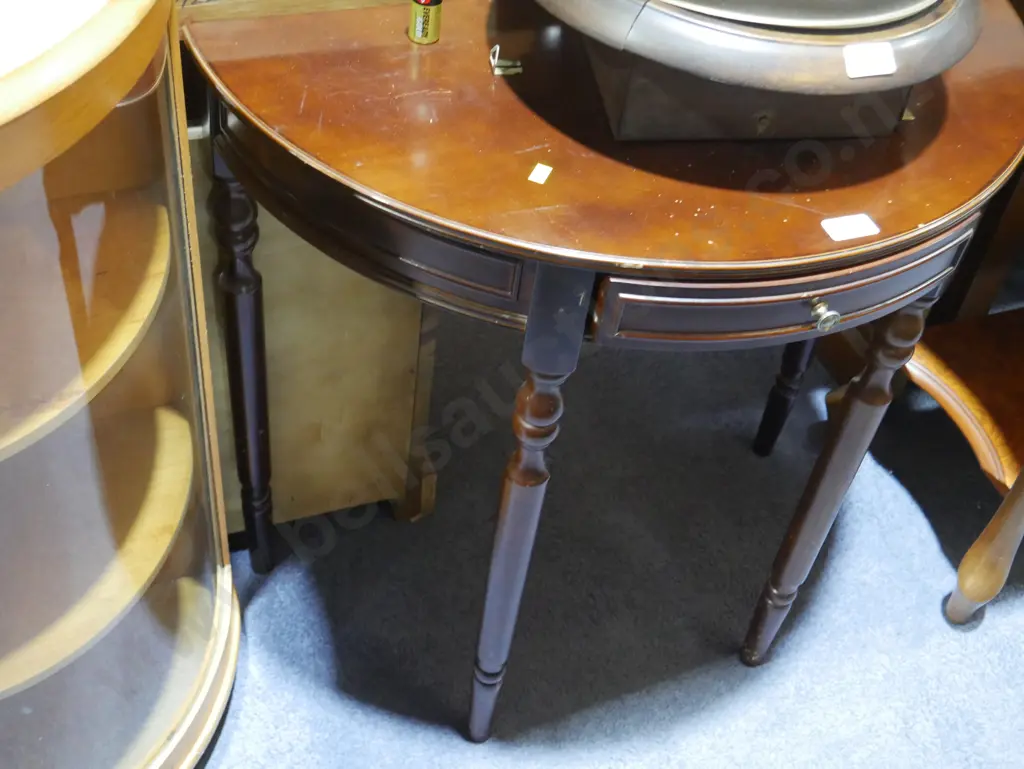 Half round side table Image 1++