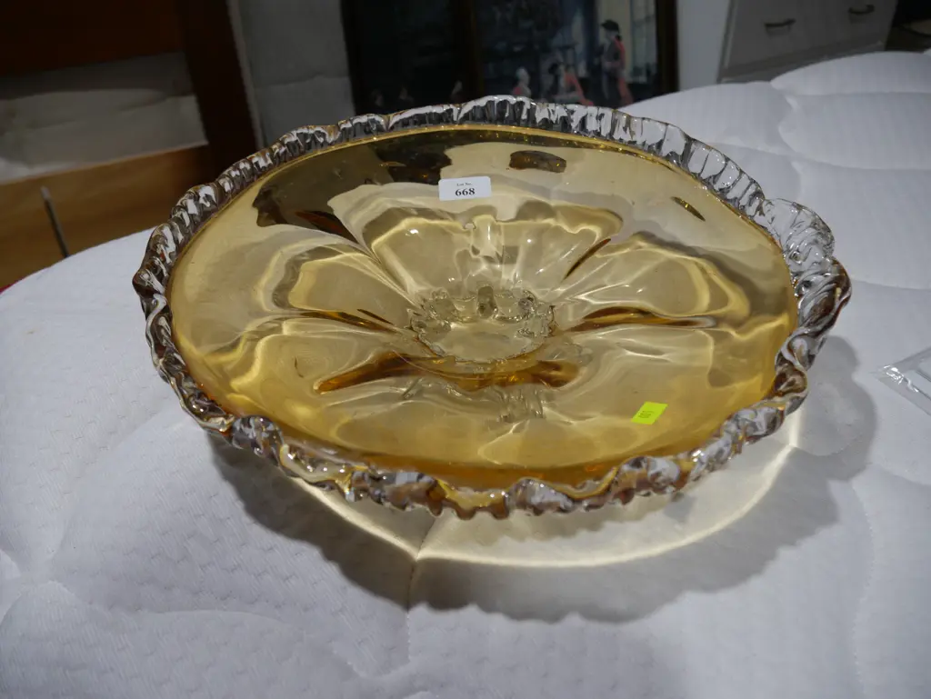 Large art glass footed bowl Image 1++
