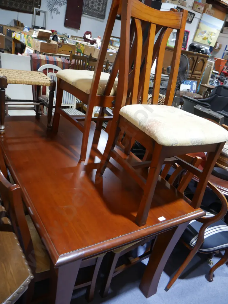 Dining table and 6 chairs Image 1++