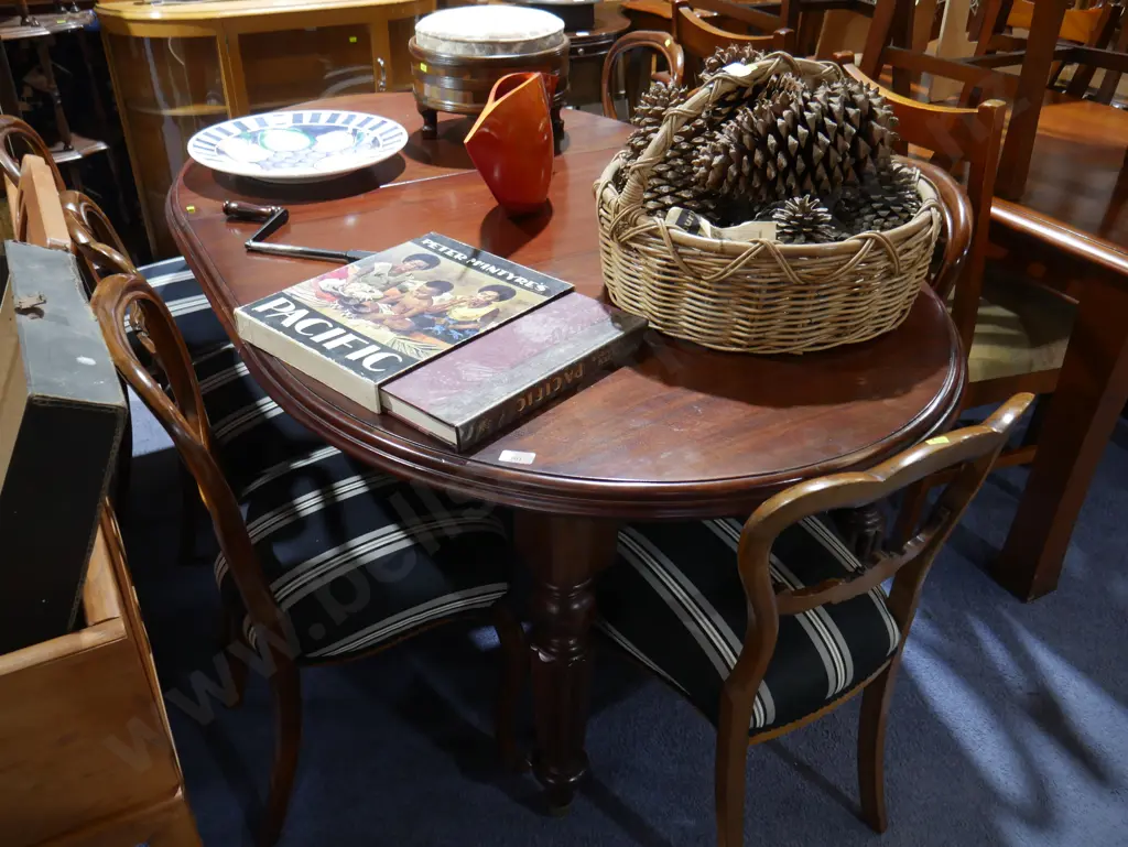 Dining table and 8 chairs Image 1++