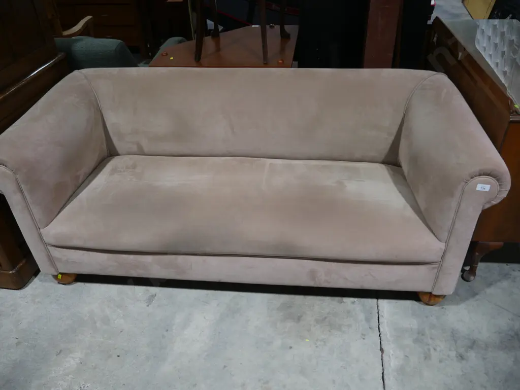 Chesterfield style couch Image 1++