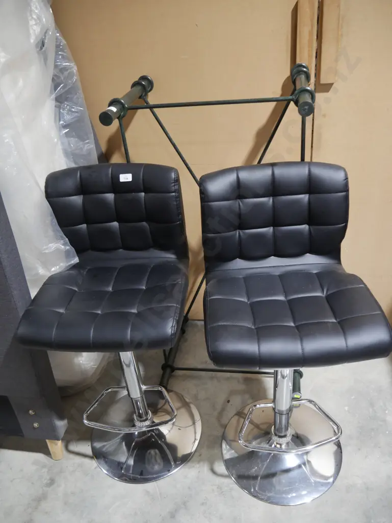 2 bar stools Image 1++
