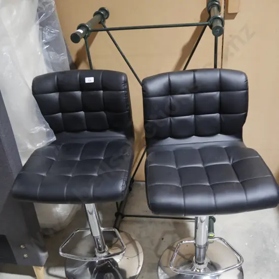 2 bar stools