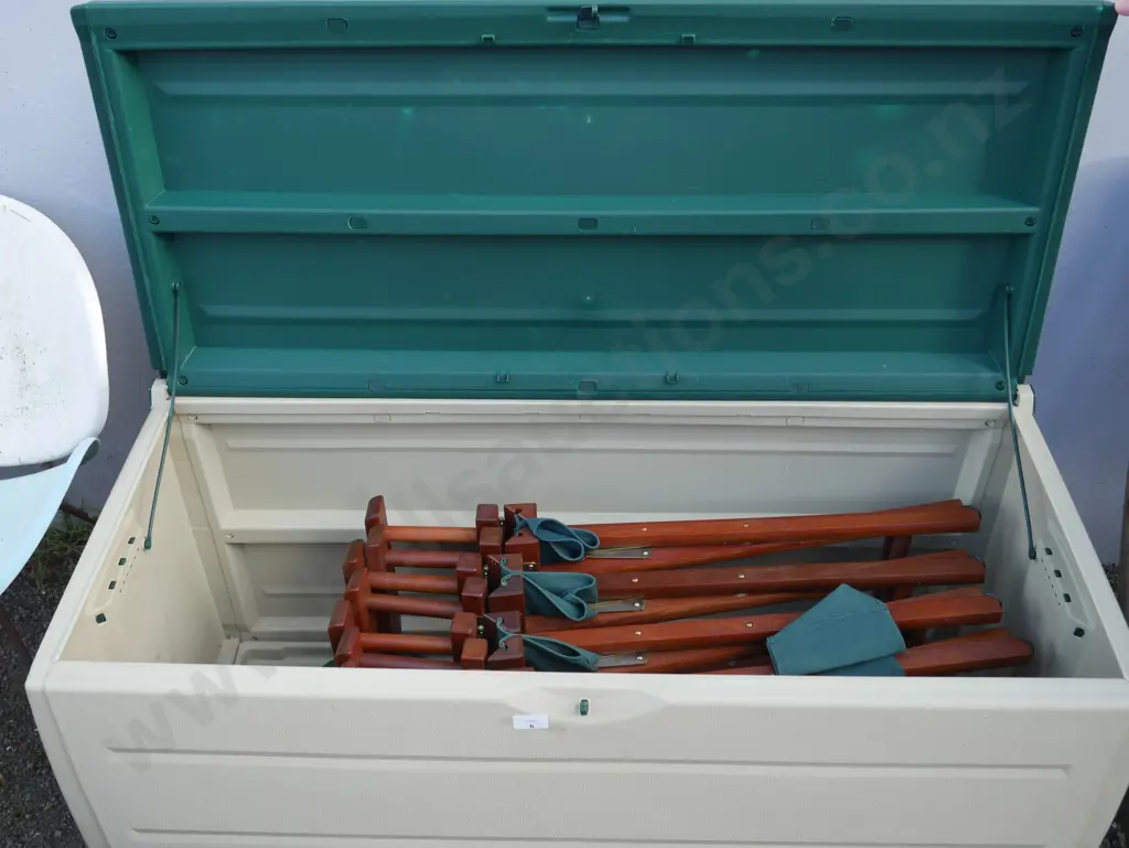 Plastic storage trunk and 4 folding chairs Image 1++