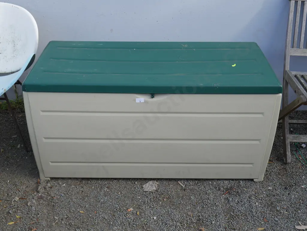 Plastic storage trunk and 4 folding chairs Image 1++