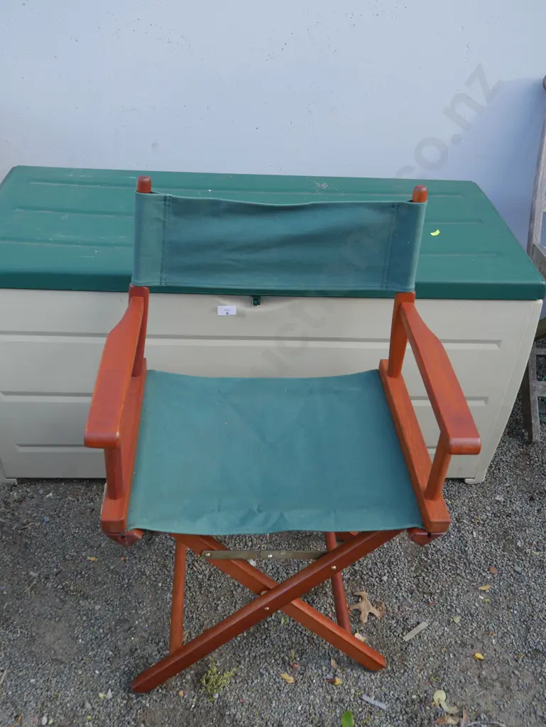 Plastic storage trunk and 4 folding chairs Image 1++