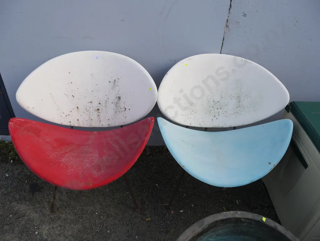 2 lip chairs Image 1++