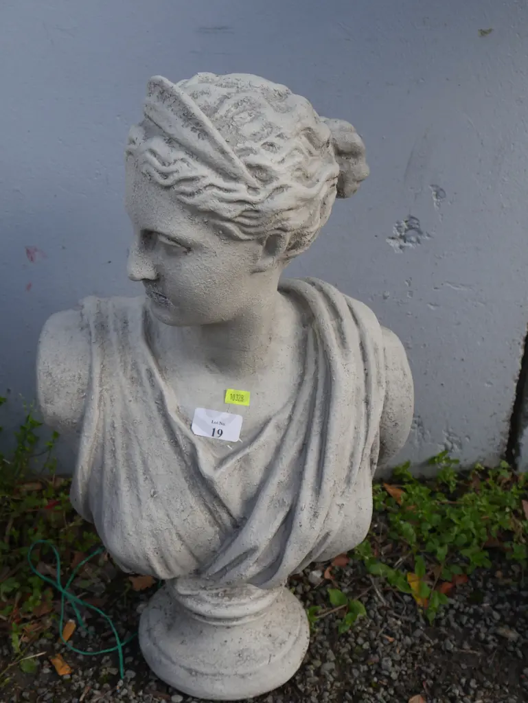 Bust garden ornament Image 1++