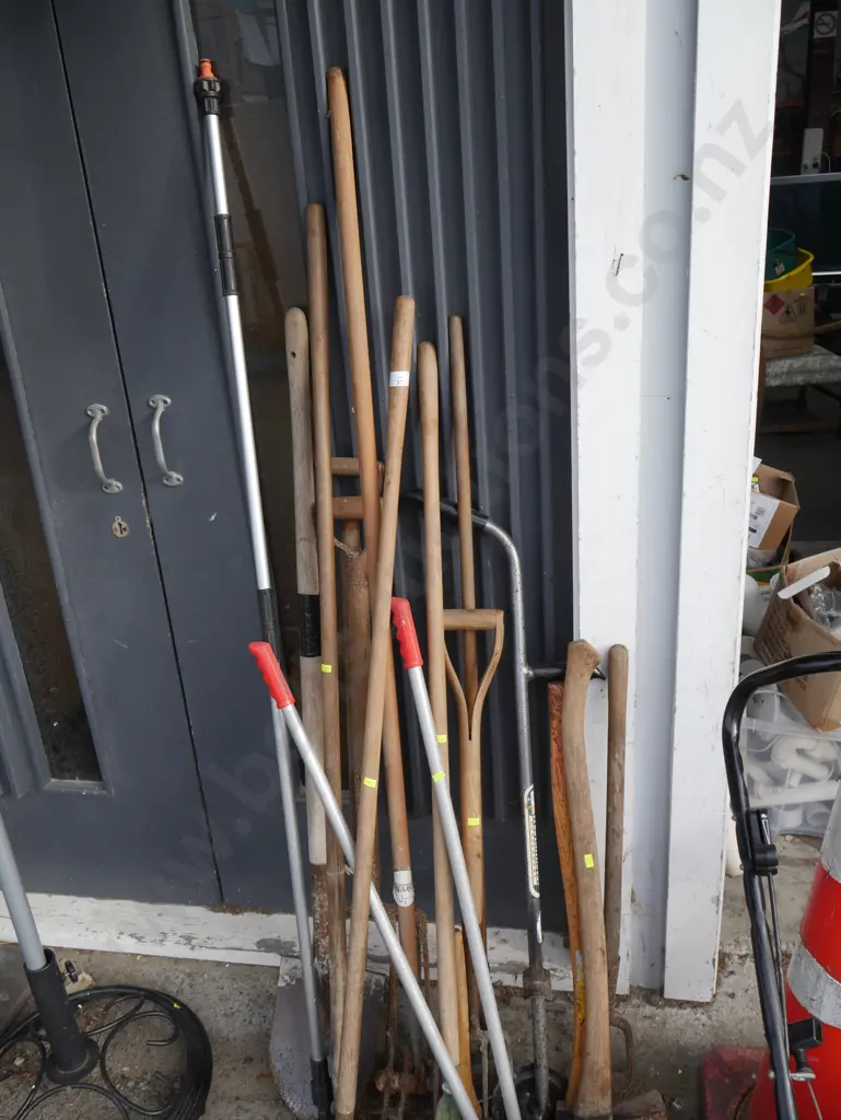 Assorted garden tools Image 1++