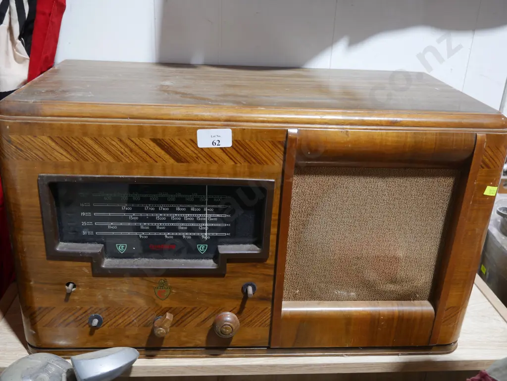 Vintage Courtney radio Image 1++