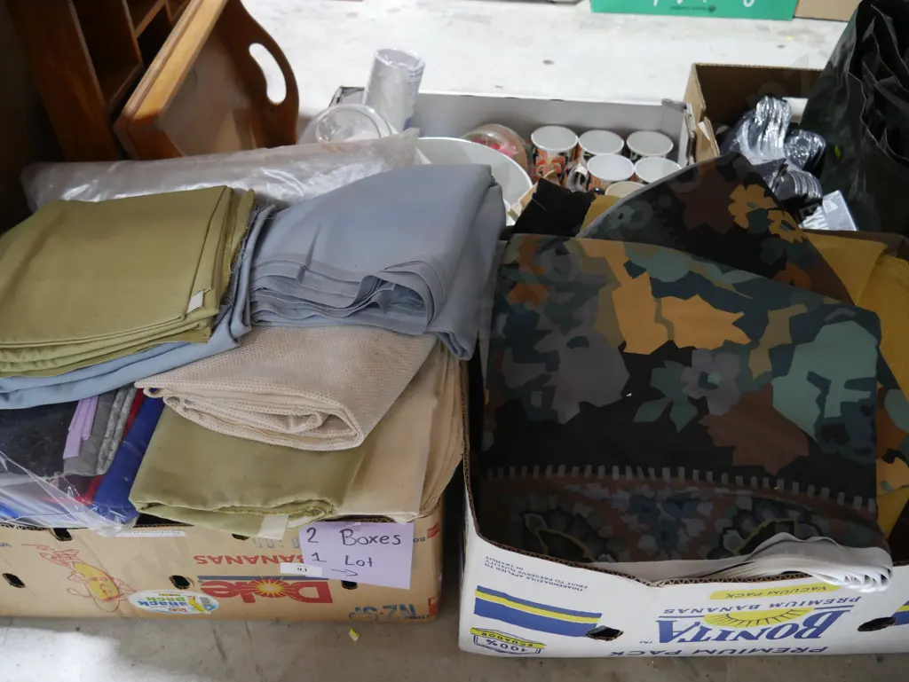 Two boxes of linen Image 1++