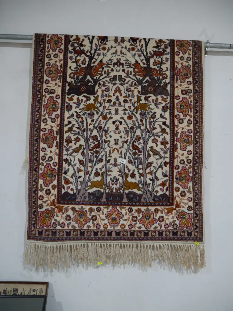 Hanging rug Image 1++