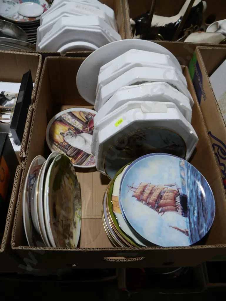 Assorted picture plates Image 1++