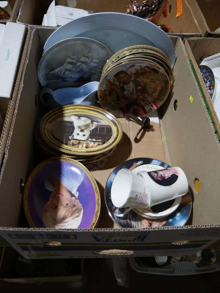 Assorted picture plates Image 1++