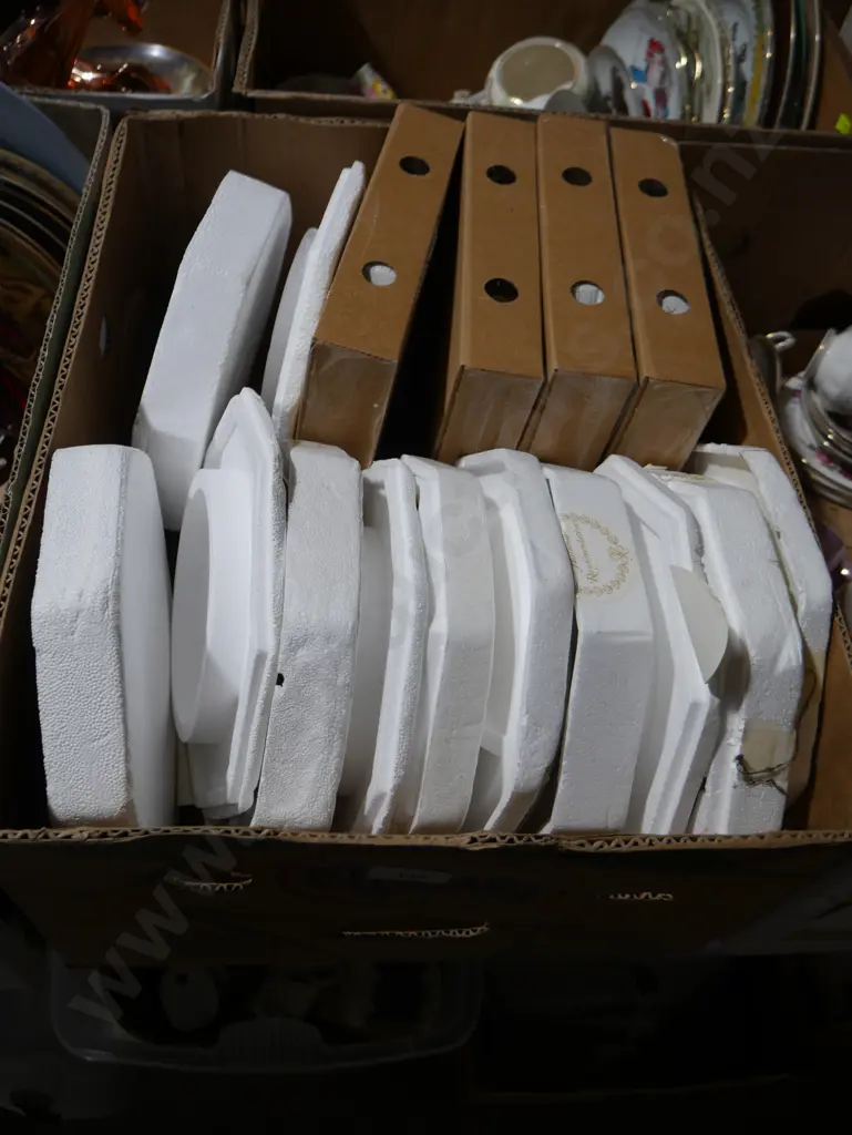 Assorted picture plates Image 1++