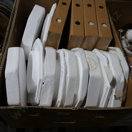 Assorted picture plates