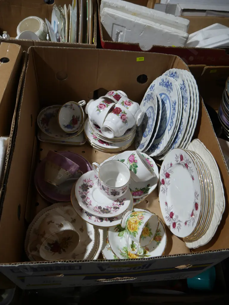 Box of assorted china Image 1++