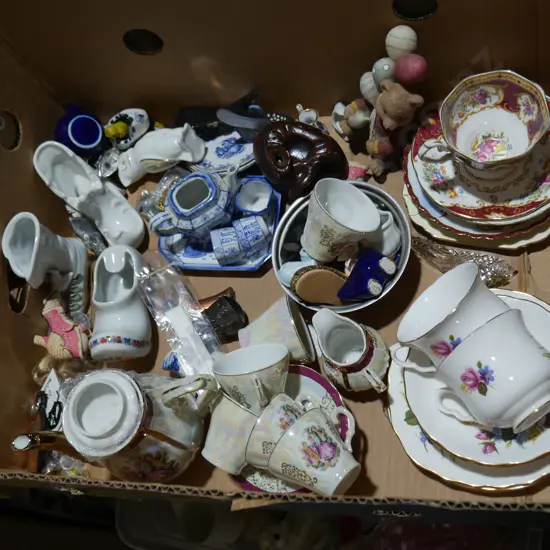 Assorted ornaments etc