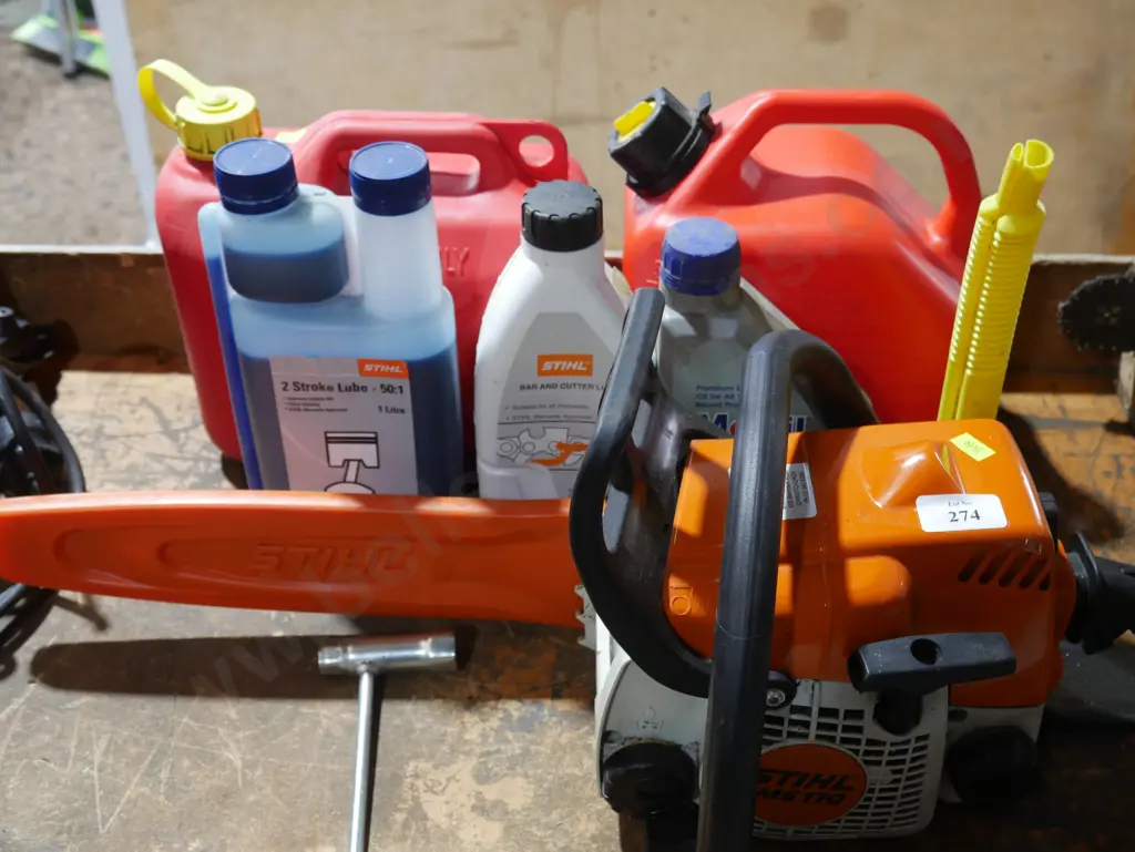 Stihl chainsaw, petrol cans and lubricators Image 1++