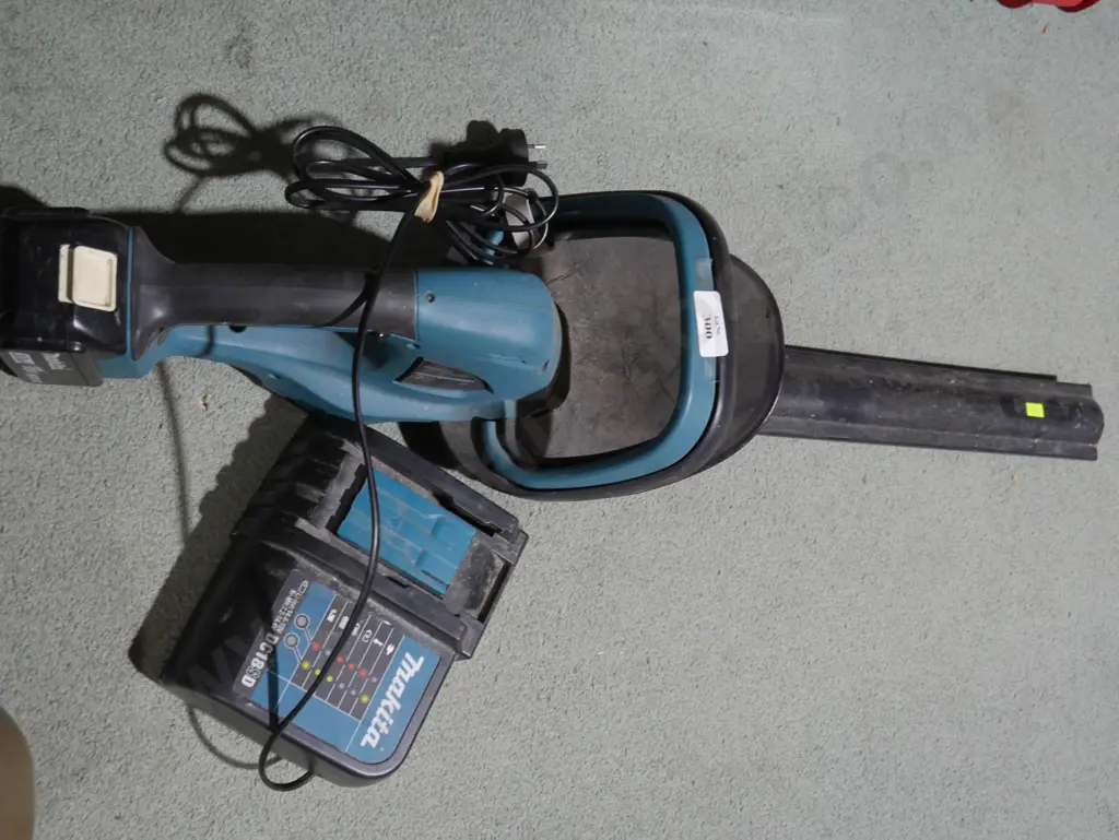 Makita hedge trimmer and charger Image 1++