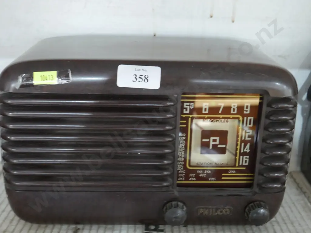 Vintage Philco radio Image 1++