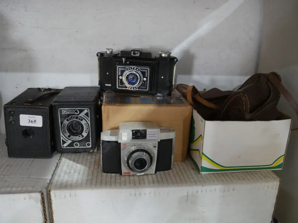 Assorted vintage cameras Image 1++