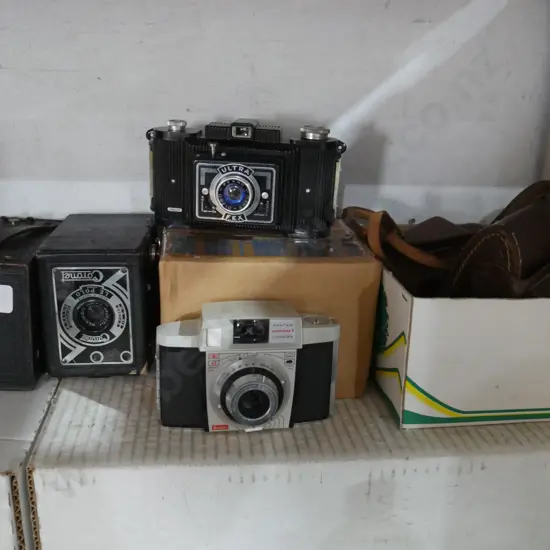 Assorted vintage cameras