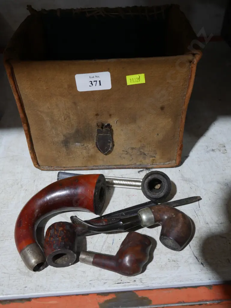 Tobacco pipes and case Image 1++