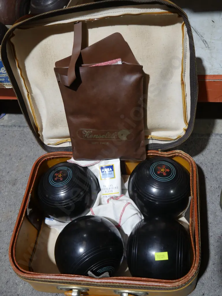 Lawn bowls in case Image 1++