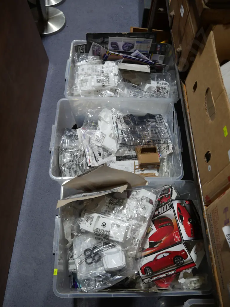 4 boxes of assorted model cars Image 1++