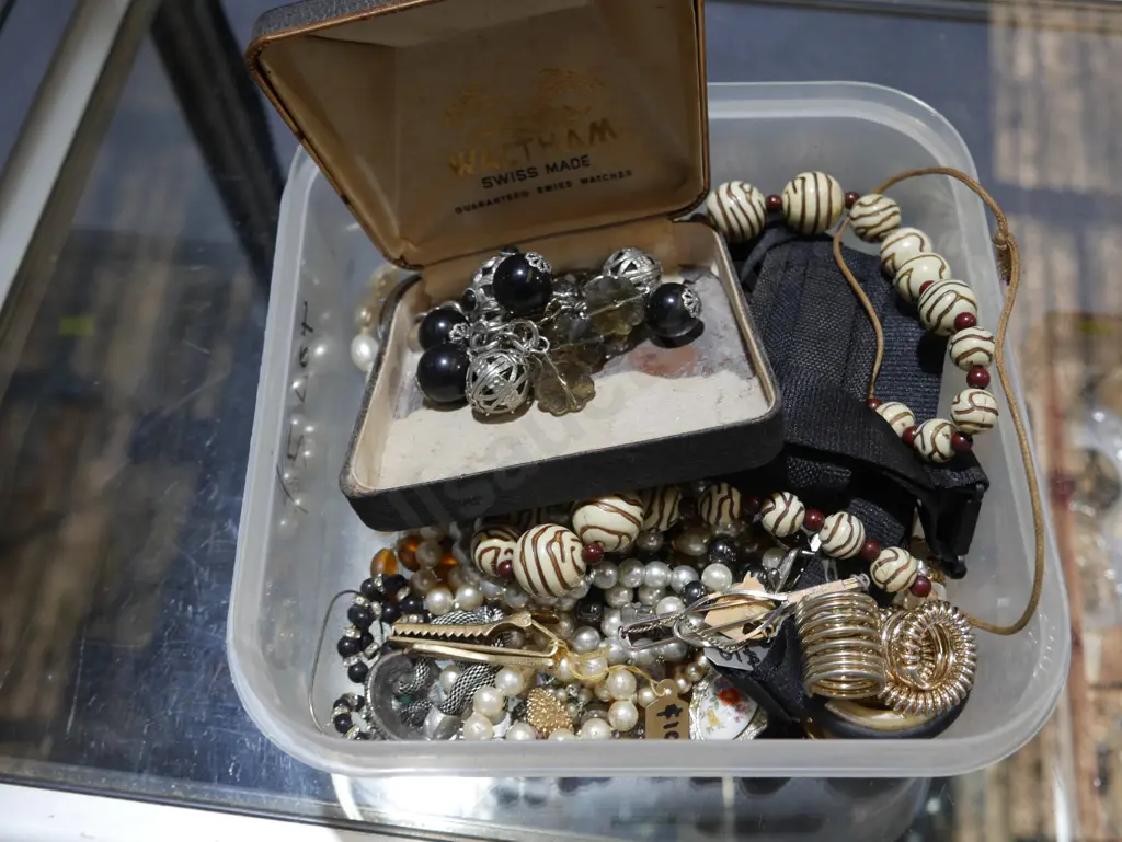 Costume jewellery Image 1++