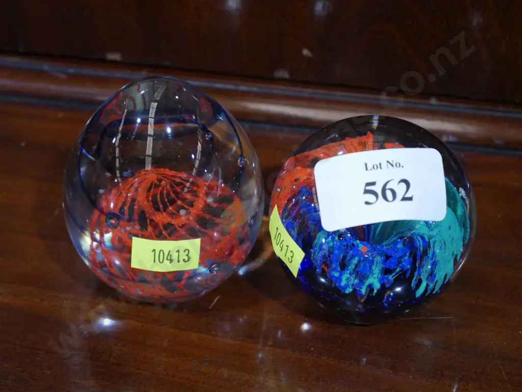 2 glass paperweights Image 1++