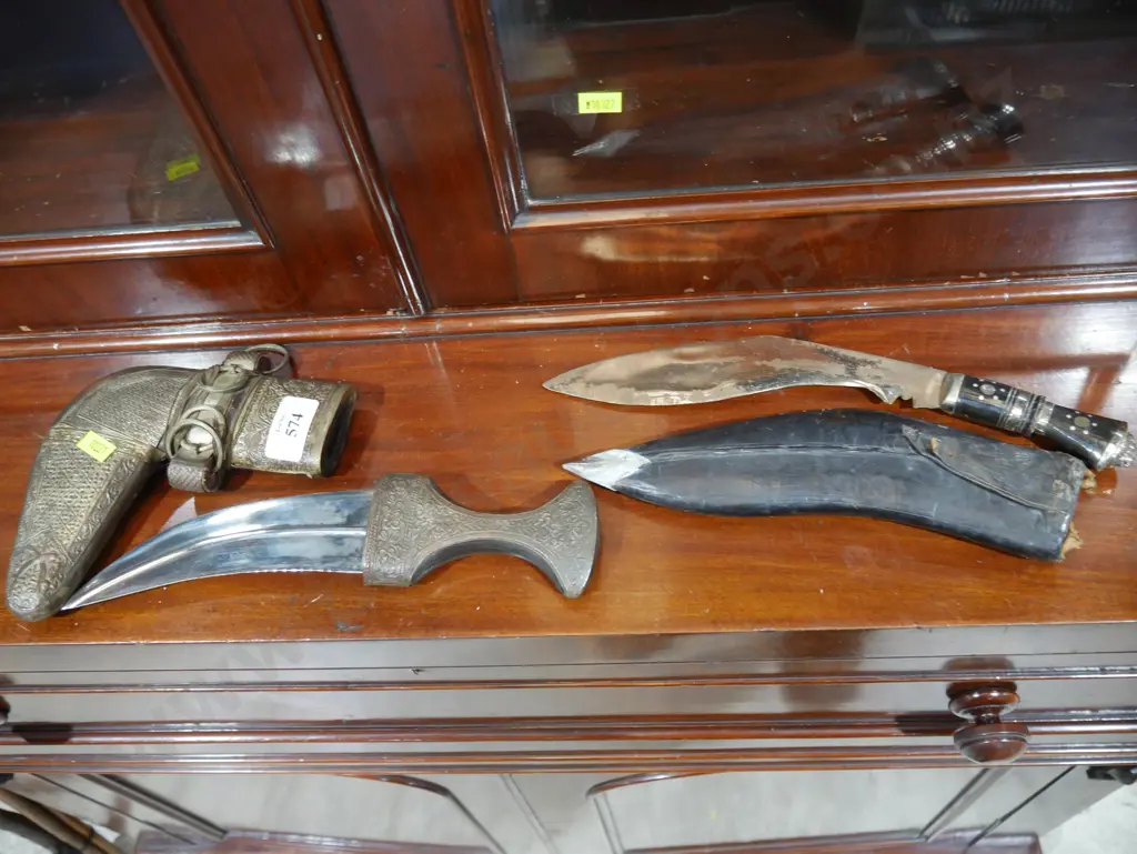 Two daggers and sheaths Image 1++