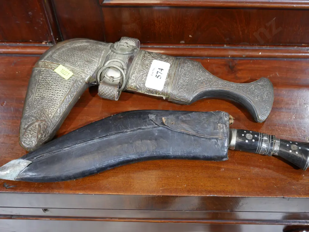 Two daggers and sheaths Image 1++