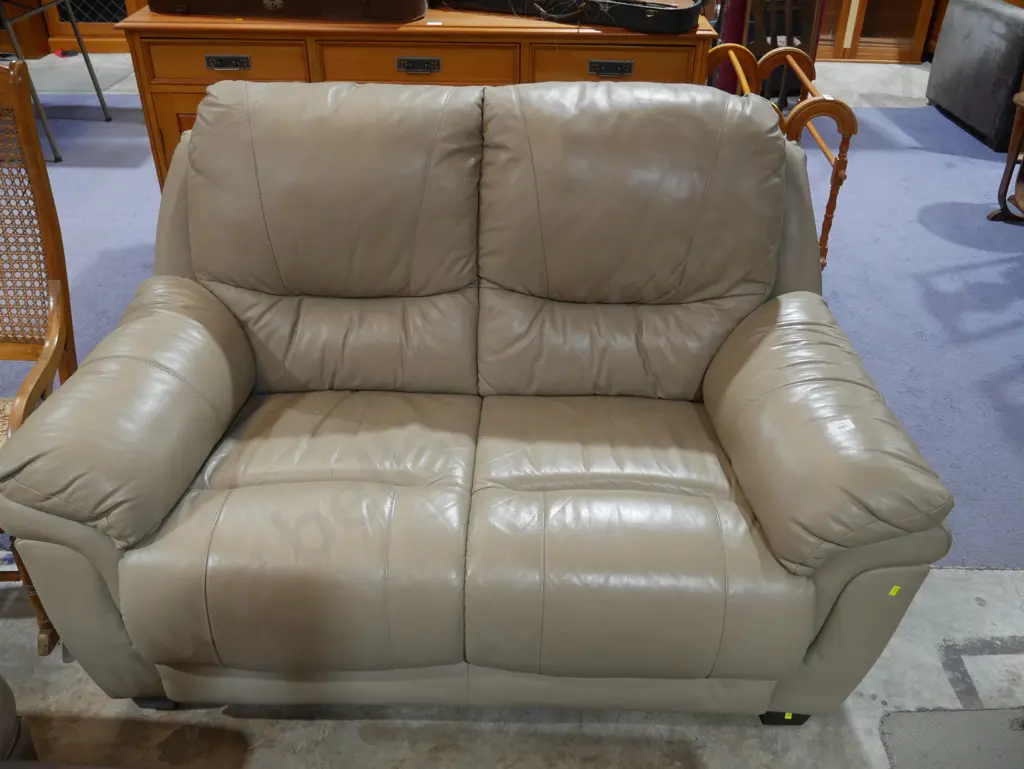Two-seater leather settee Image 1++