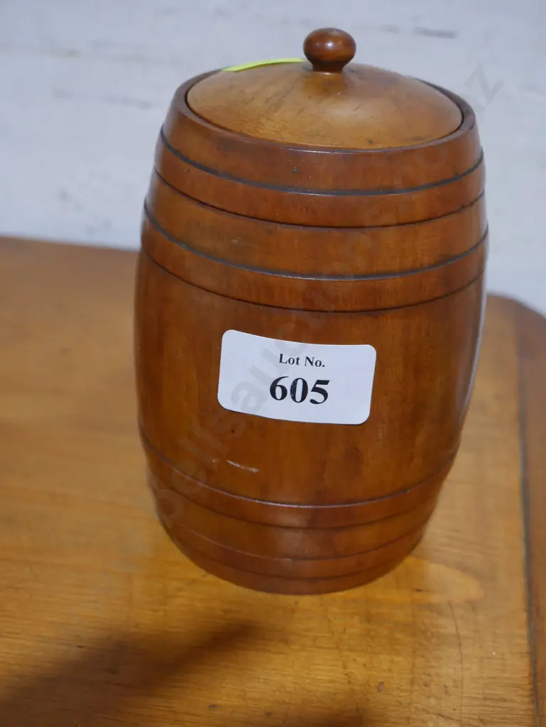 Wooden lidded jar Image 1++