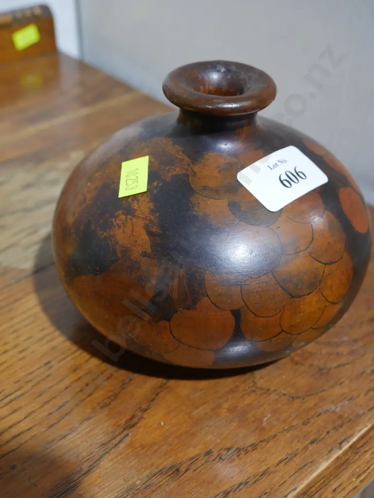 Wooden vase Image 1++