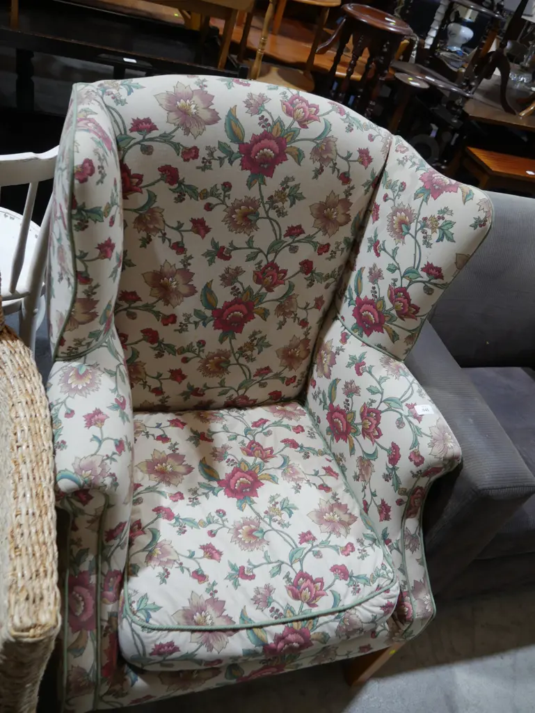 Wing-backed chair Image 1++