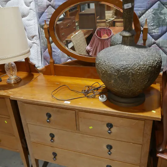 Mirrored back Duchess