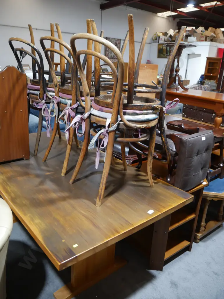 Dining table and six chairs Image 1++