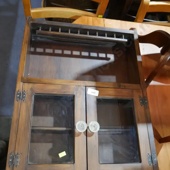 Wall hanging cabinet