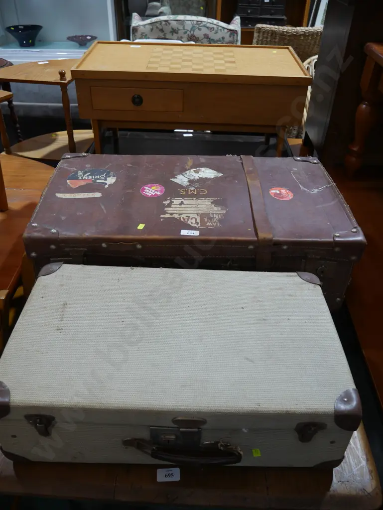 2 vintage suitcases Image 1++