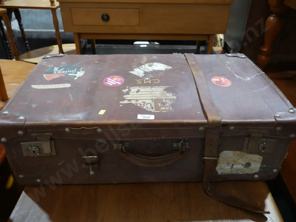 2 vintage suitcases Image 1++