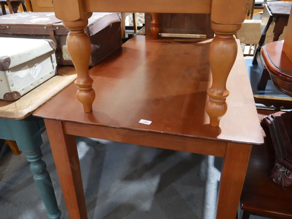 Dining table Image 1++