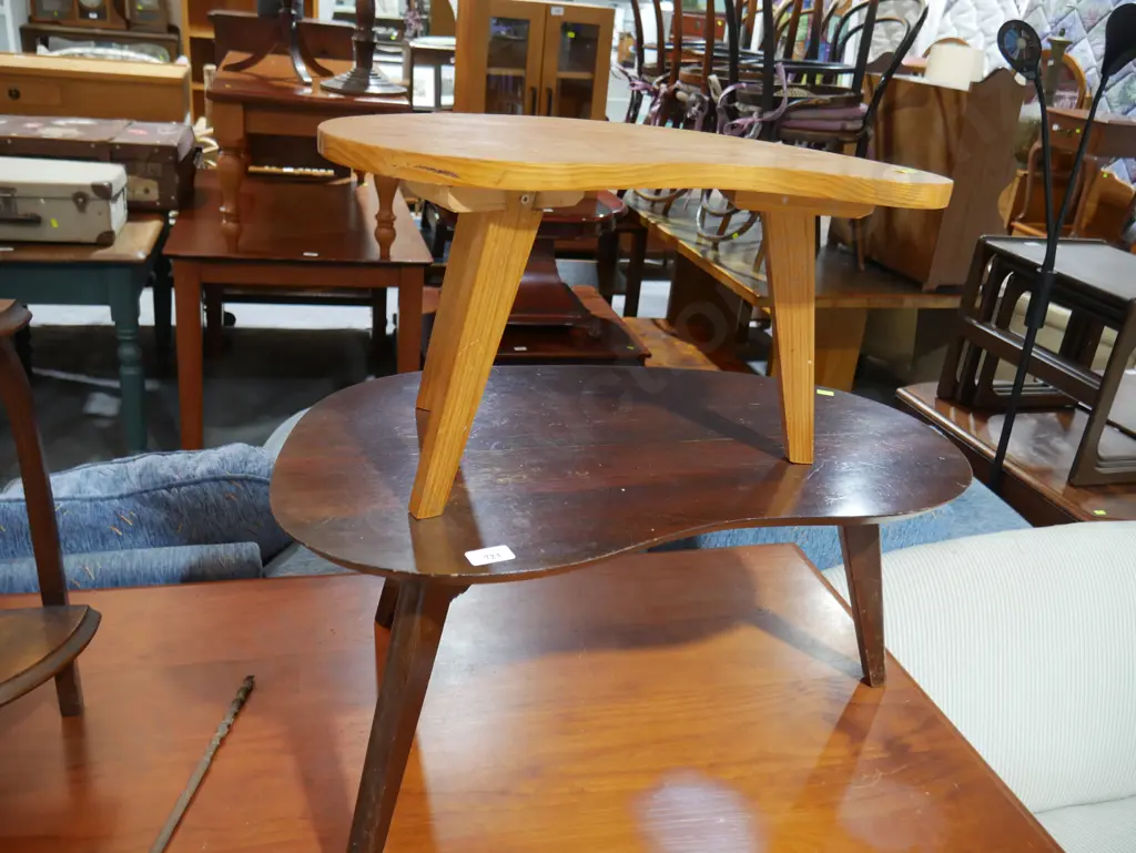 2 kidney tables Image 1++