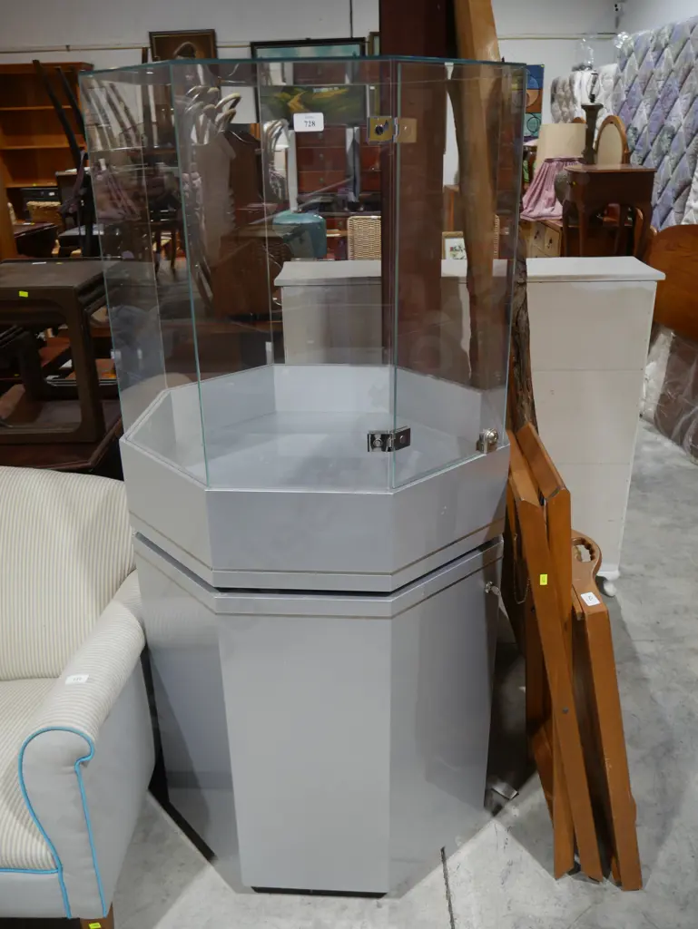 Display case Image 1++