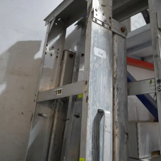 Aluminium extension ladder